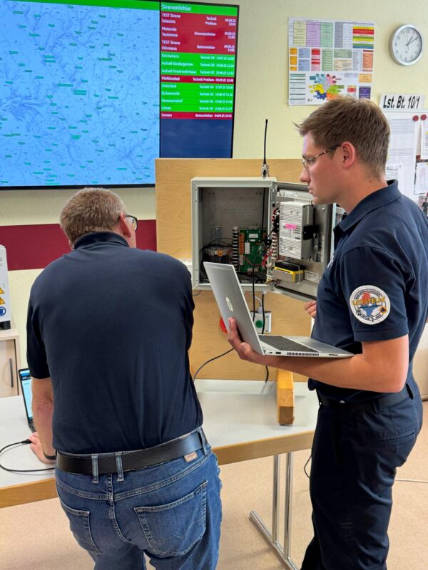 Moderne Sirenen haben die Möglichkeit im Batteriebetrieb auch bei Stromausfall das Warnsignal auszusenden und die Feuerwehr zu alarmieren.