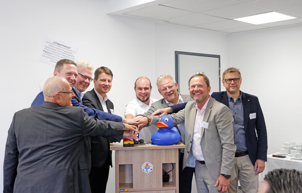 Den europäischen Tag der Sprachen (26. September 2025) nahm die Integrierte Leitstelle (ILS) Bayreuth/Kulmbach zum Anlass, die Innovation des KI-gestützten Notrufes (Asgard – der Firma Frequentis) den Partnern des Blaulicht- und Gesundheitswesens sowie der Öffentlichkeit vorzustellen. Im Bild (v.l.n.r.):Peter Herzing (Vorsitzender des BRK-Kreisverbandes Bayreuth), Florian Wiedemann (Landrat Bayreuth), Thomas Ebersberger (Vorsitzender ZRF und Oberbürgermeister Stadt Bayreuth), StSekr. Bay StMI Sandro Kirchner, Christopher Häfner (Leiter ILS Bayreuth/Kulmbach), Frank Wilzok (Verbandsrat ZRF uns 2. BGM Kulmbach), Günter Schober (Bevollmächtigter des Vorstandes AOK-Bayern) und Markus Ruckdeschel (Kreisgeschäftsführer BRK-Kreisverband Bayreuth).