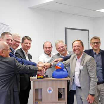 Den europäischen Tag der Sprachen (26. September 2025) nahm die Integrierte Leitstelle (ILS) Bayreuth/Kulmbach zum Anlass, die Innovation des KI-gestützten Notrufes (Asgard – der Firma Frequentis) den Partnern des Blaulicht- und Gesundheitswesens sowie der Öffentlichkeit vorzustellen. Im Bild (v.l.n.r.):Peter Herzing (Vorsitzender des BRK-Kreisverbandes Bayreuth), Florian Wiedemann (Landrat Bayreuth), Thomas Ebersberger (Vorsitzender ZRF und Oberbürgermeister Stadt Bayreuth), StSekr. Bay StMI Sandro Kirchner, Christopher Häfner (Leiter ILS Bayreuth/Kulmbach), Frank Wilzok (Verbandsrat ZRF uns 2. BGM Kulmbach), Günter Schober (Bevollmächtigter des Vorstandes AOK-Bayern) und Markus Ruckdeschel (Kreisgeschäftsführer BRK-Kreisverband Bayreuth).