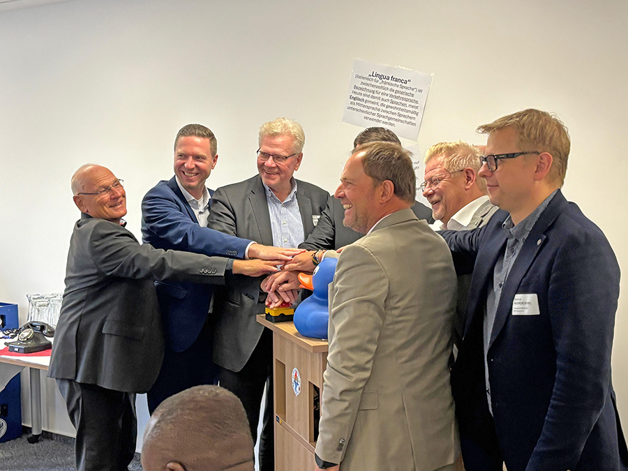 Den europäischen Tag der Sprachen (26. September 2025) nahm die Integrierte Leitstelle (ILS) Bayreuth/Kulmbach zum Anlass, die Innovation des KI-gestützten Notrufes (Asgard – der Firma Frequentis) den Partnern des Blaulicht- und Gesundheitswesens sowie der Öffentlichkeit vorzustellen. Im Bild (v.l.n.r.):Peter Herzing (Vorsitzender des BRK-Kreisverbandes Bayreuth), Florian Wiedermann (Landrat Bayreuth), Thomas Ebersberger (Vorsitzender ZRF und Oberbürgermeister Stadt Bayreuth), StSekr. Bay StMI Sandro Kirchner, Christopher Häfner (Leiter ILS Bayreuth/Kulmbach), Frank Wilzok (Verbandsrat ZRF uns 2. BGM Kulmbach), Günter Schober (Bevollmächtigter des Vorstandes AOK-Bayern) und Markus Ruckdeschel (Kreisgeschäftsführer BRK-Kreisverband Bayreuth).