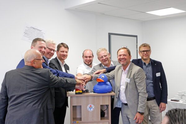 Den europäischen Tag der Sprachen (26. September 2025) nahm die Integrierte Leitstelle (ILS) Bayreuth/Kulmbach zum Anlass, die Innovation des KI-gestützten Notrufes (Asgard – der Firma Frequentis) den Partnern des Blaulicht- und Gesundheitswesens sowie der Öffentlichkeit vorzustellen. Im Bild (v.l.n.r.):Peter Herzing (Vorsitzender des BRK-Kreisverbandes Bayreuth), Florian Wiedemann (Landrat Bayreuth), Thomas Ebersberger (Vorsitzender ZRF und Oberbürgermeister Stadt Bayreuth), StSekr. Bay StMI Sandro Kirchner, Christopher Häfner (Leiter ILS Bayreuth/Kulmbach), Frank Wilzok (Verbandsrat ZRF uns 2. BGM Kulmbach), Günter Schober (Bevollmächtigter des Vorstandes AOK-Bayern) und Markus Ruckdeschel (Kreisgeschäftsführer BRK-Kreisverband Bayreuth).