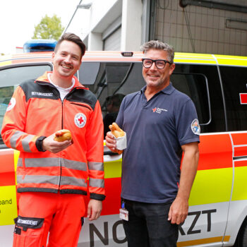 Rettungsdienstmitarbeitende des BRK-Rettungsdienstes und Disponentinnen und Disponenten der ILS Bayreuth/Kulmbach beim gemeinsame "meet & eat" zum Kennenlernen und Netzwerken.