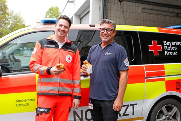 Rettungsdienstmitarbeitende des BRK-Rettungsdienstes und Disponentinnen und Disponenten der ILS Bayreuth/Kulmbach beim gemeinsame "meet & eat" zum Kennenlernen und Netzwerken.