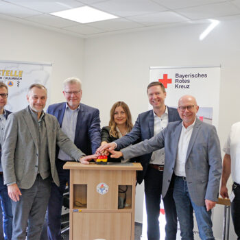 Symbolischer Startschuss des Erweiterungsbau der Integrierten Leitstelle Bayreuth/Kulmbach. Im Bild (v.l.n.r.): Markus Ruckdeschel (BRK-Kreisgeschäftsführer Bayreuth), Oliver Hempfling (Abteilungsleiter Öffentliche Sicherheit, Bauwesen, Natur- und Umweltschutz Landratsamt Kulmbach), Thomas Ebersberger (Oberbürgermeister und Vorsitzender des Zweckverbandes für Rettungsdienst und Feuerwehralarmierung - ZRF - Bayreuth/Kulmbach), Melanie Heinlein-Lodes (Direktorin der AOK Bayreuth-Kulmbach), Florian Wiedemann (Landrat Landkreis Bayreuth), Harald Burkhardt (Geschäftsführer ZRF Bayreuth/Kulmbach) und Dr. Christopher Häfner (Leiter der Integrierten Leistelle - ILS - Bayreuth/Kulmbach).