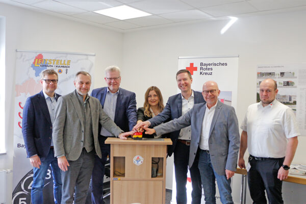 Symbolischer Startschuss des Erweiterungsbau der Integrierten Leitstelle Bayreuth/Kulmbach. Im Bild (v.l.n.r.): Markus Ruckdeschel (BRK-Kreisgeschäftsführer Bayreuth), Oliver Hempfling (Abteilungsleiter Öffentliche Sicherheit, Bauwesen, Natur- und Umweltschutz Landratsamt Kulmbach), Thomas Ebersberger (Oberbürgermeister und Vorsitzender des Zweckverbandes für Rettungsdienst und Feuerwehralarmierung - ZRF - Bayreuth/Kulmbach), Melanie Heinlein-Lodes (Direktorin der AOK Bayreuth-Kulmbach), Florian Wiedemann (Landrat Landkreis Bayreuth), Harald Burkhardt (Geschäftsführer ZRF Bayreuth/Kulmbach) und Dr. Christopher Häfner (Leiter der Integrierten Leistelle - ILS - Bayreuth/Kulmbach).