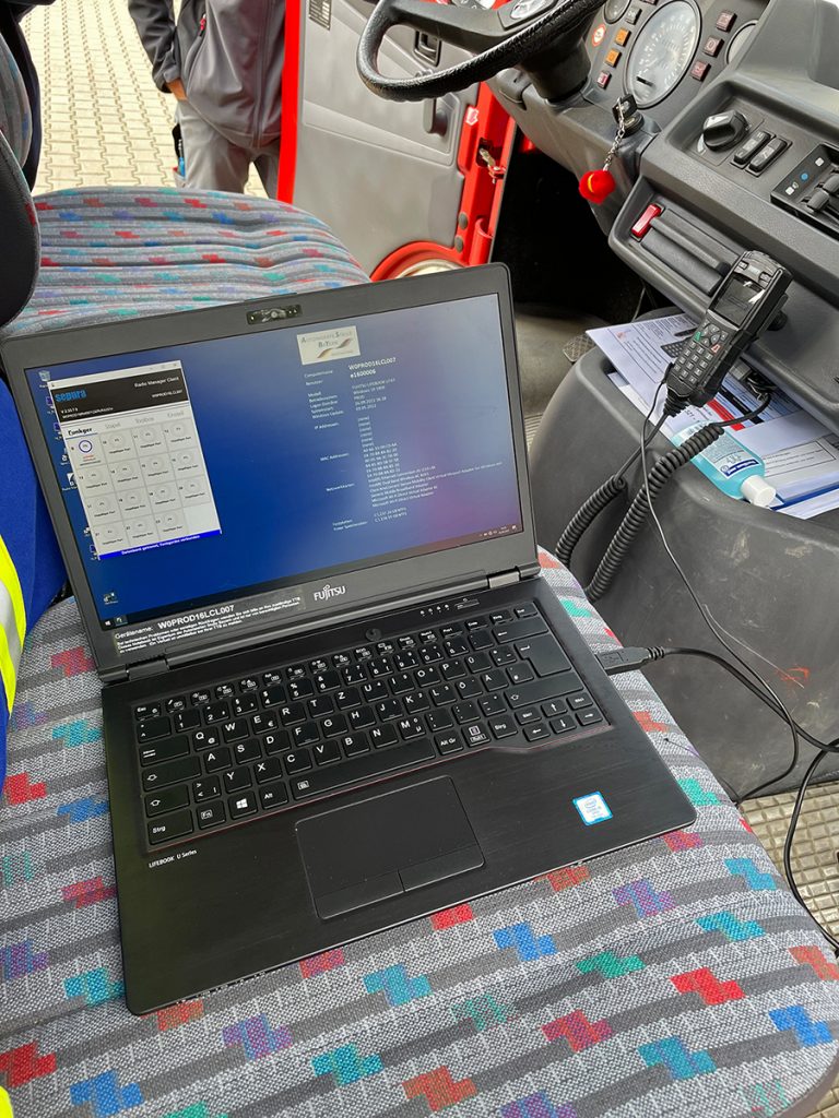 Aufspielen des Updates - Laptop und Digitalfunkgerät im Führerhaus eines Feuerwehrfahrzeuges